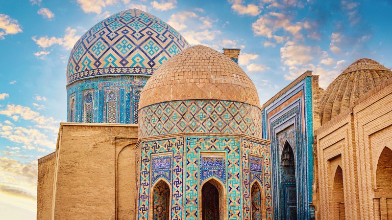 Fargerike fliser p� vakre kupler i Shah-i-Zinda Mausoleet